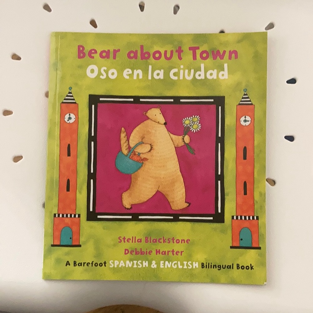“Bear about town“ Kids Bilingual learning book